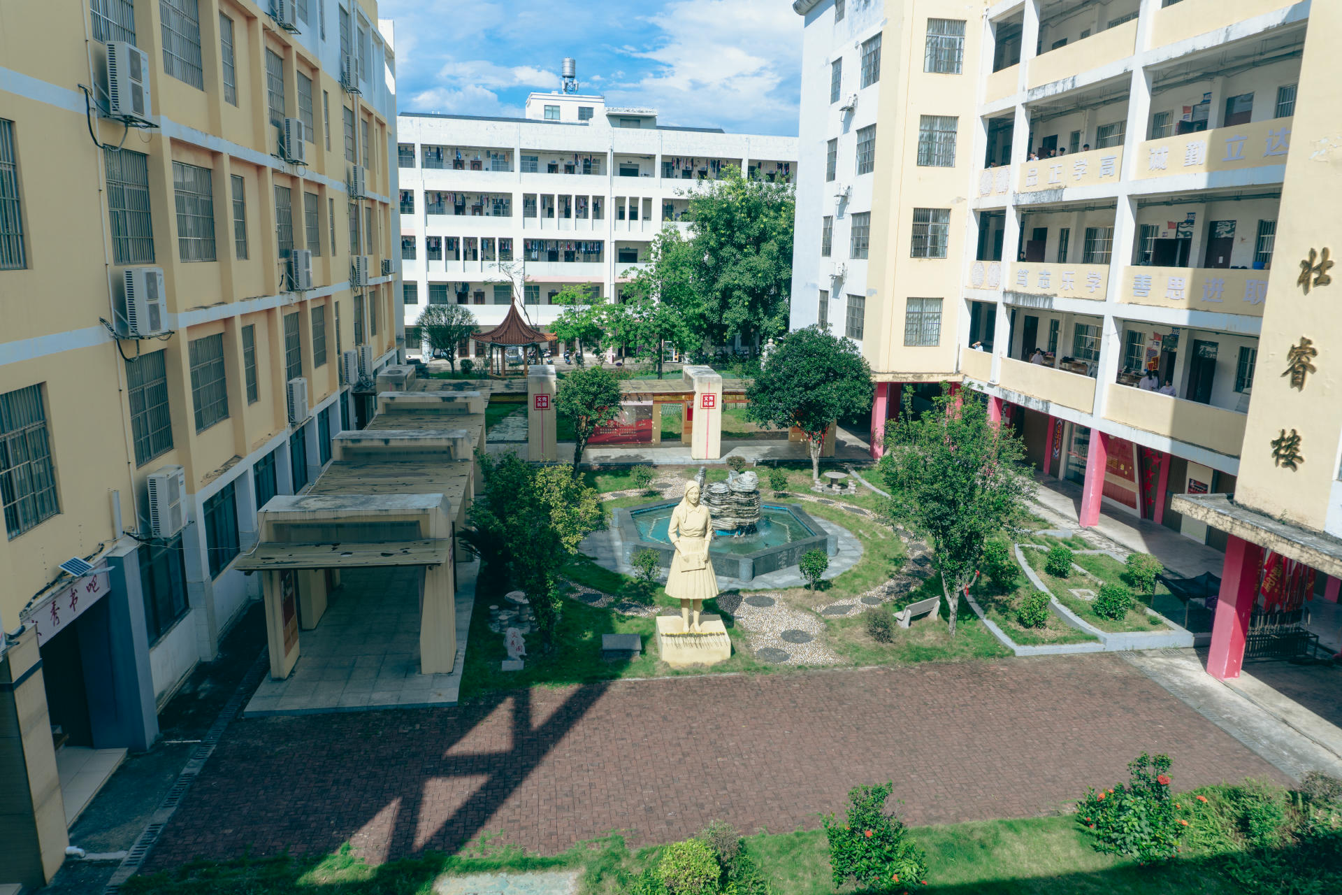 校园建筑和树木围绕的庭院