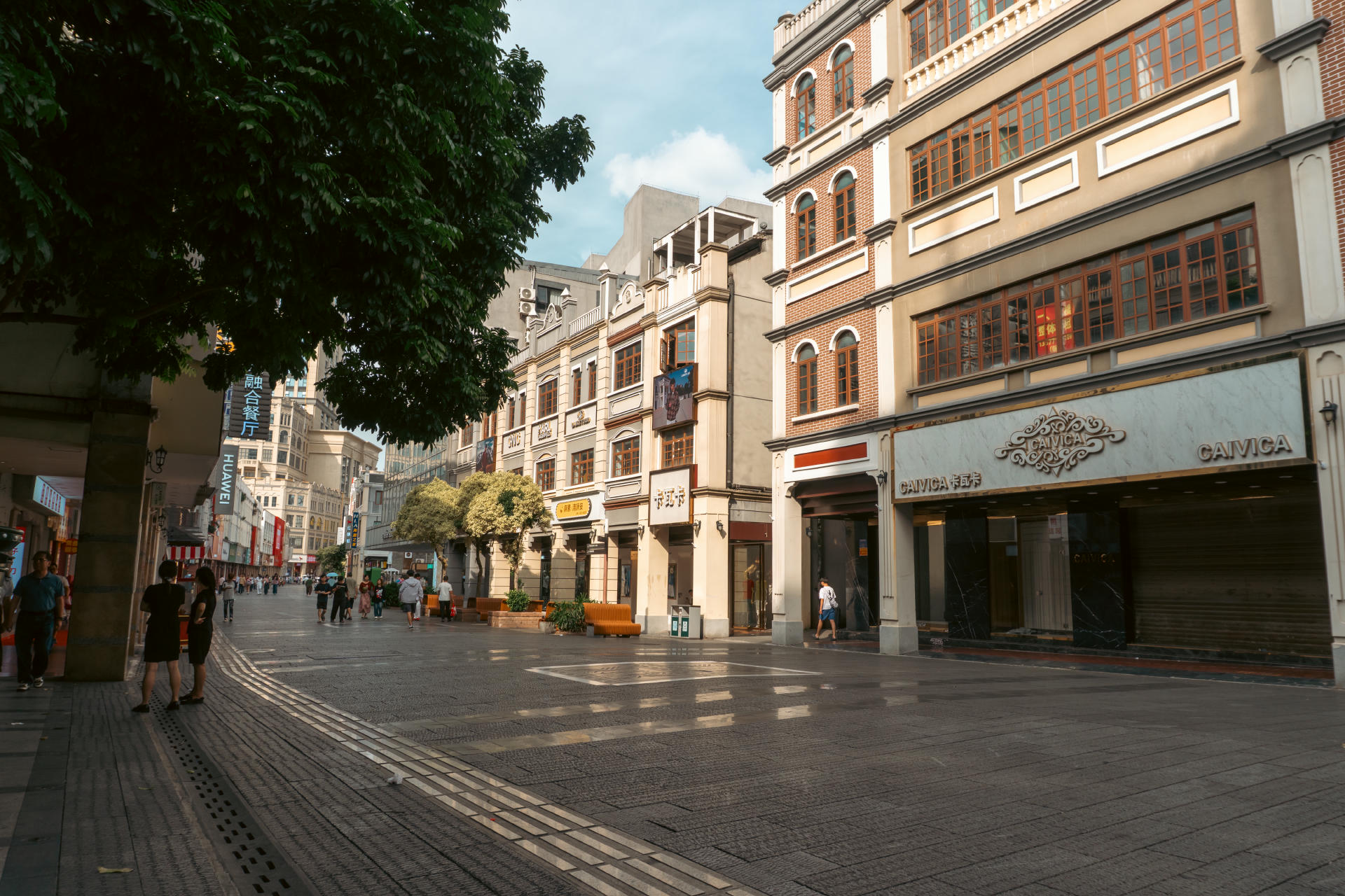 暖阳照着街边的老建筑